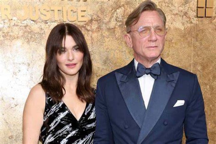 Daniel Craig Rachel Weisz during Sonwy weather