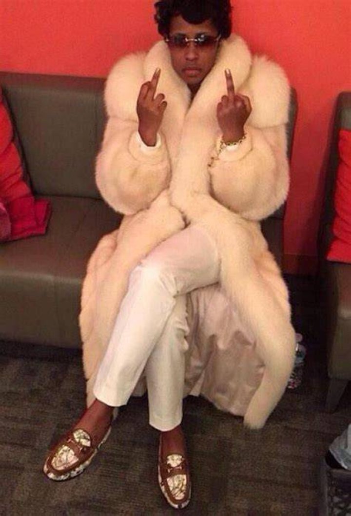 Dej Loaf raising middle finger