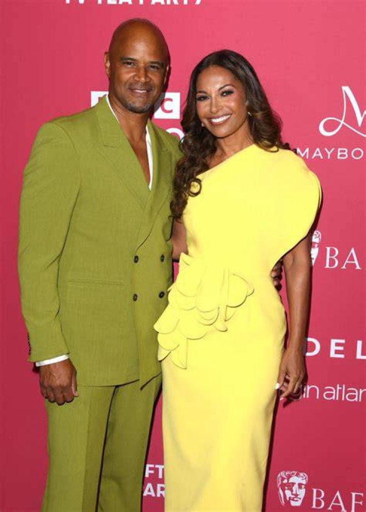 Dondr&eacute; Whitfield (Left) taking a selfie with digital creator Manolo in February 2022