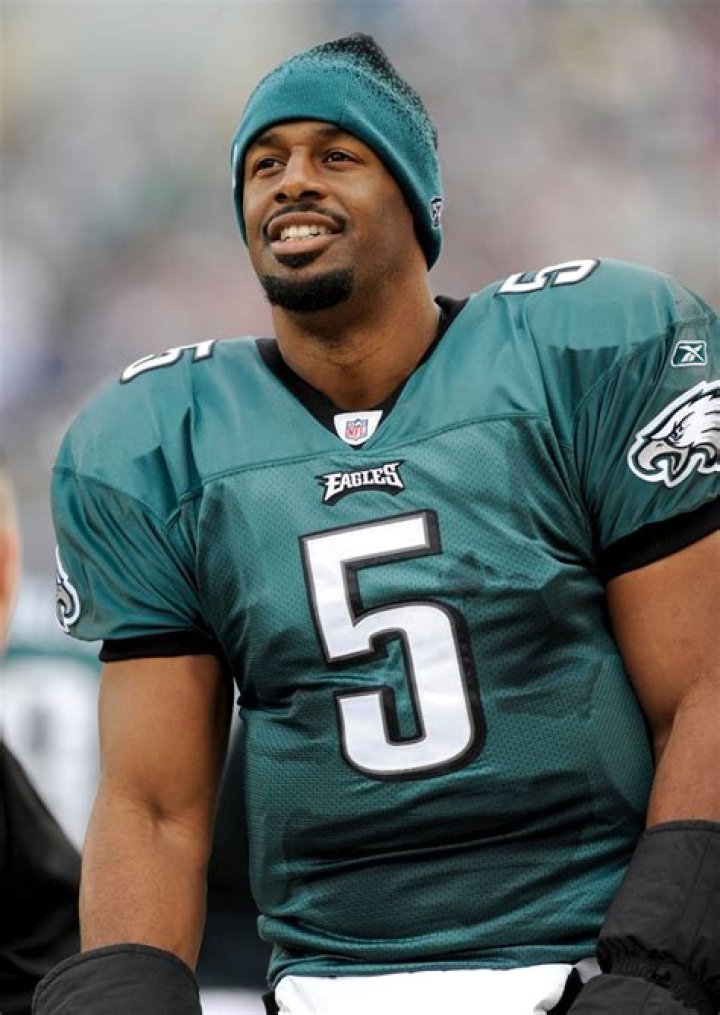 Donovan McNabb as seen at Martha's Table Thanksgiving food drive in 2010