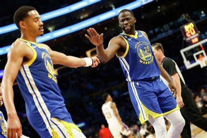 Draymond Green tries to score over Michael Beasley of Houston Rockets during a match on April 21, 2016