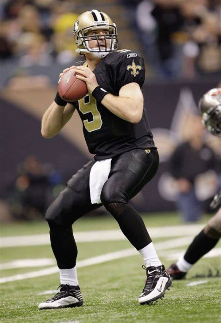 Drew Brees showers in a TV advert for Dove shampoo released in March 2011