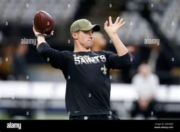 Drew Brees warms up before NFL game against San Francisco 49ers in November 2015