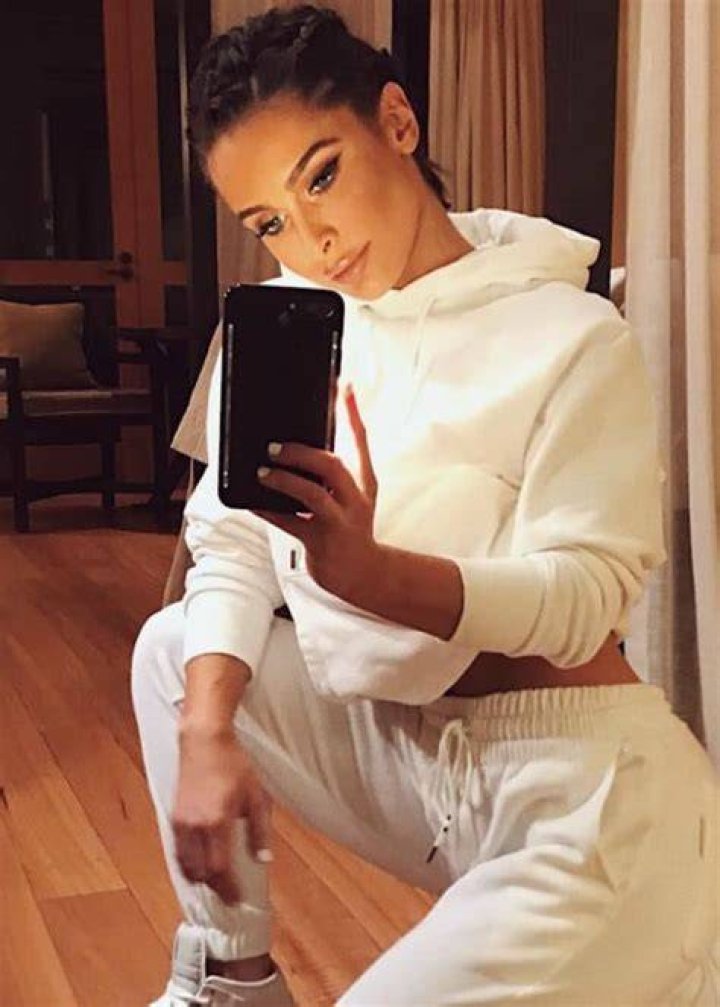 Ellie Gonsalves promoting Nike in a selfie in June 2018