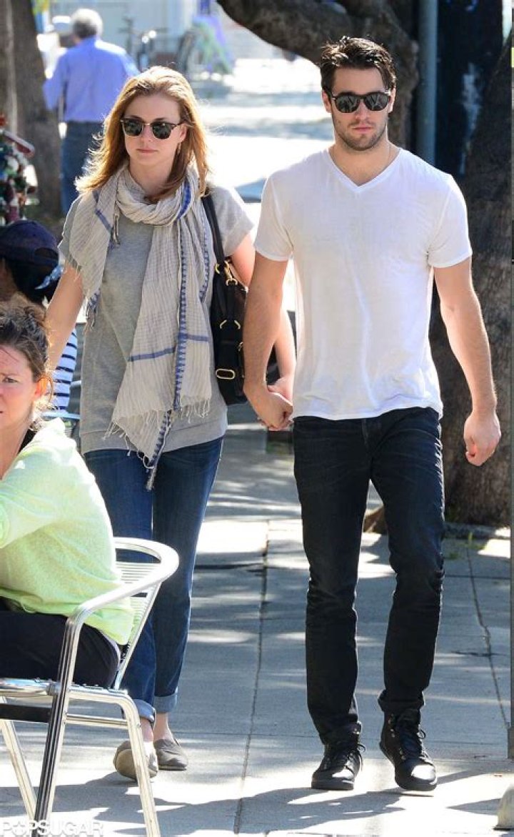 Emily VanCamp and Joshua Bowman