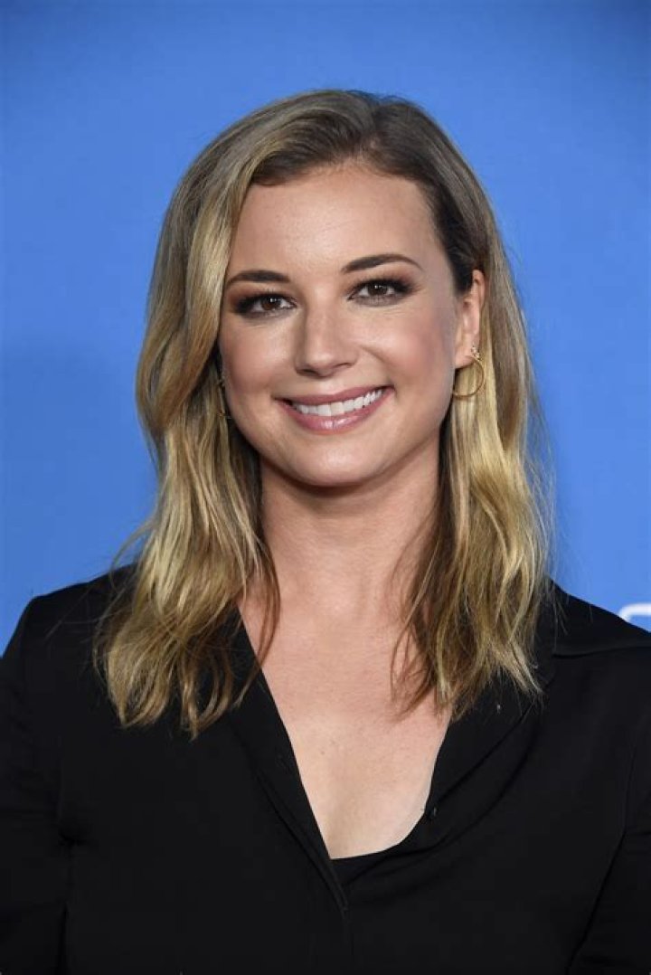 Emily VanCamp weight