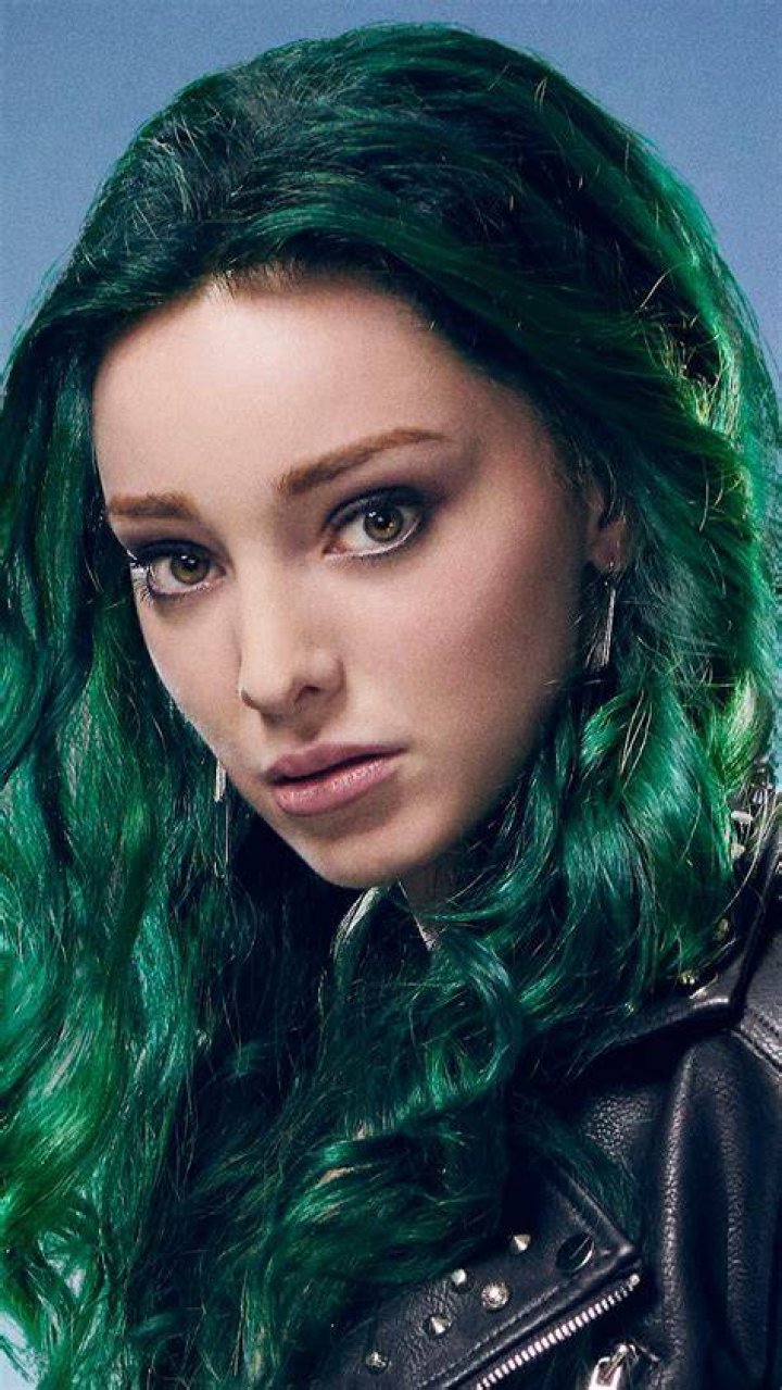 Emma Dumont sporting green hair in a selfie in July 2018