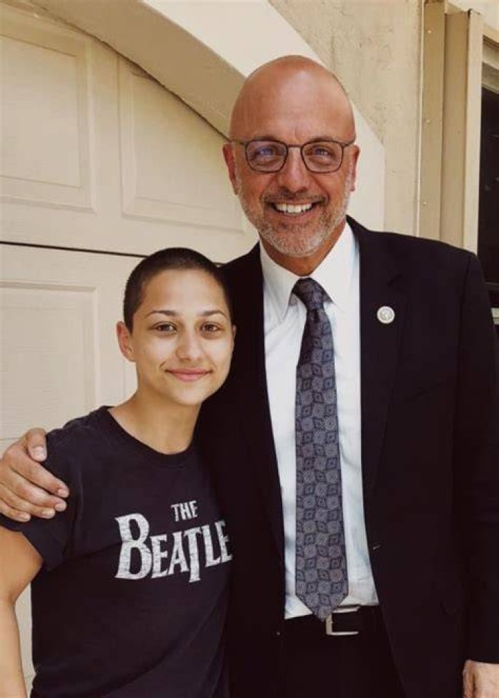 Emma Gonz&aacute;lez with Congressman Ted Deutch in February 2018