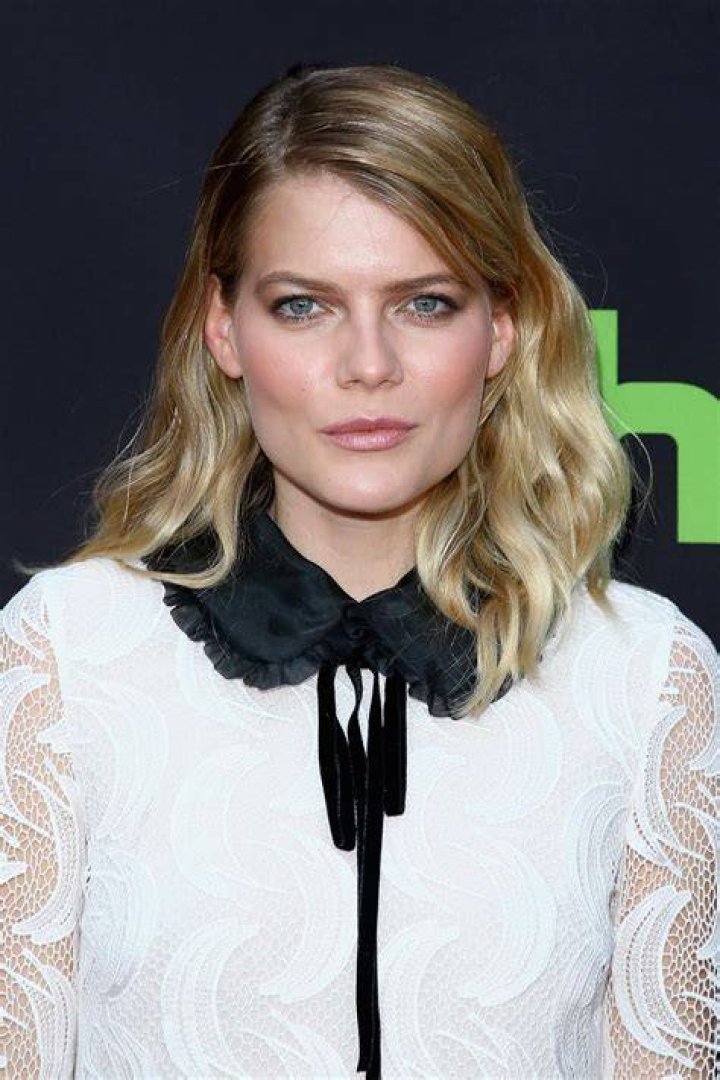 Emma Greenwell in a car-selfie with her dog in January 2018