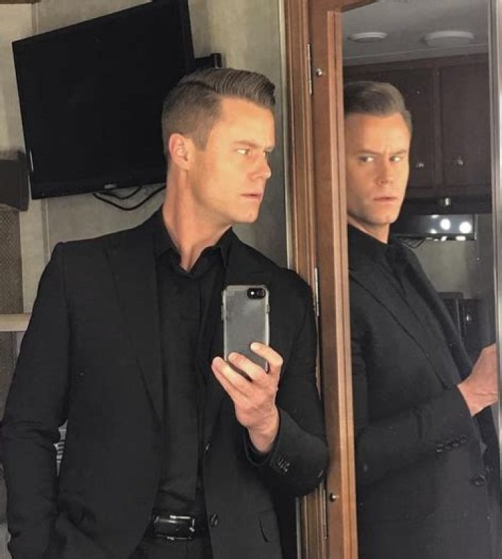Eric Nenninger taking a mirror selfie at Clifton's Republic in October 2018
