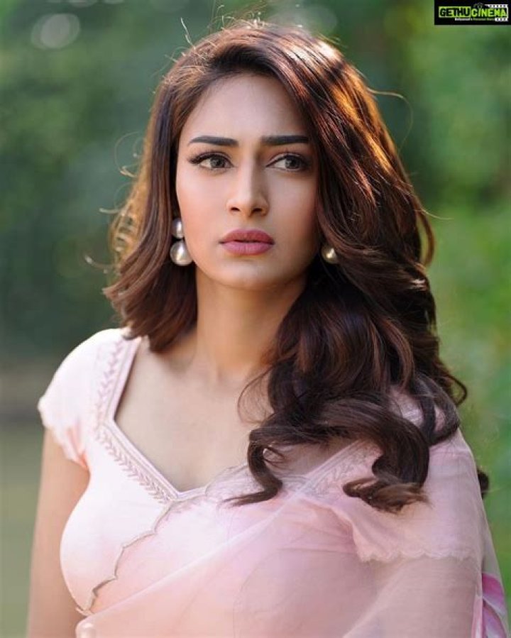 Erica Fernandes in an Instagram selfie as seen in July 2019