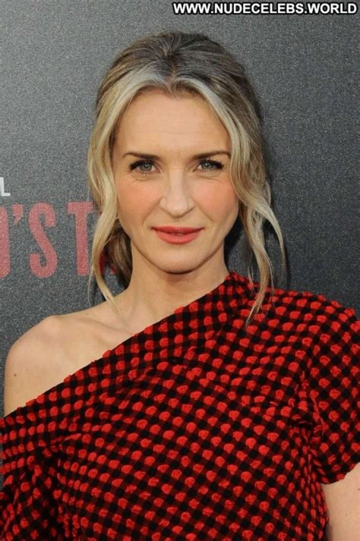 Ever Carradine posing for a picture with a bag full of oranges in March 2020