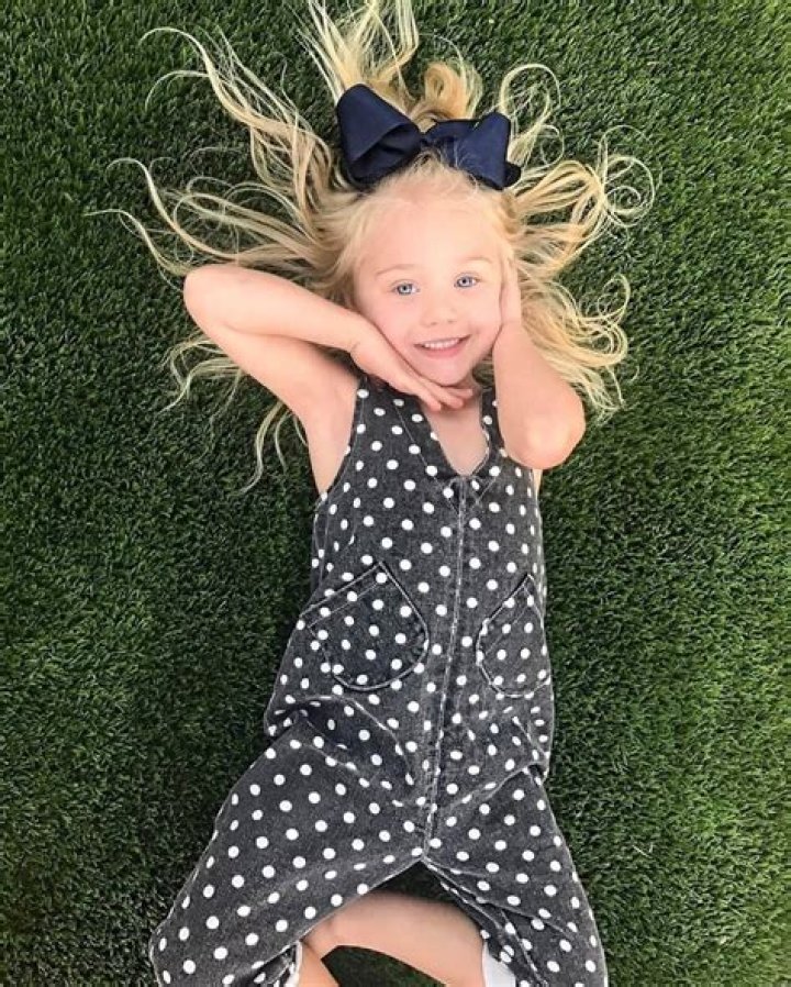 Everleigh Soutas showing her flexible body in August 2017