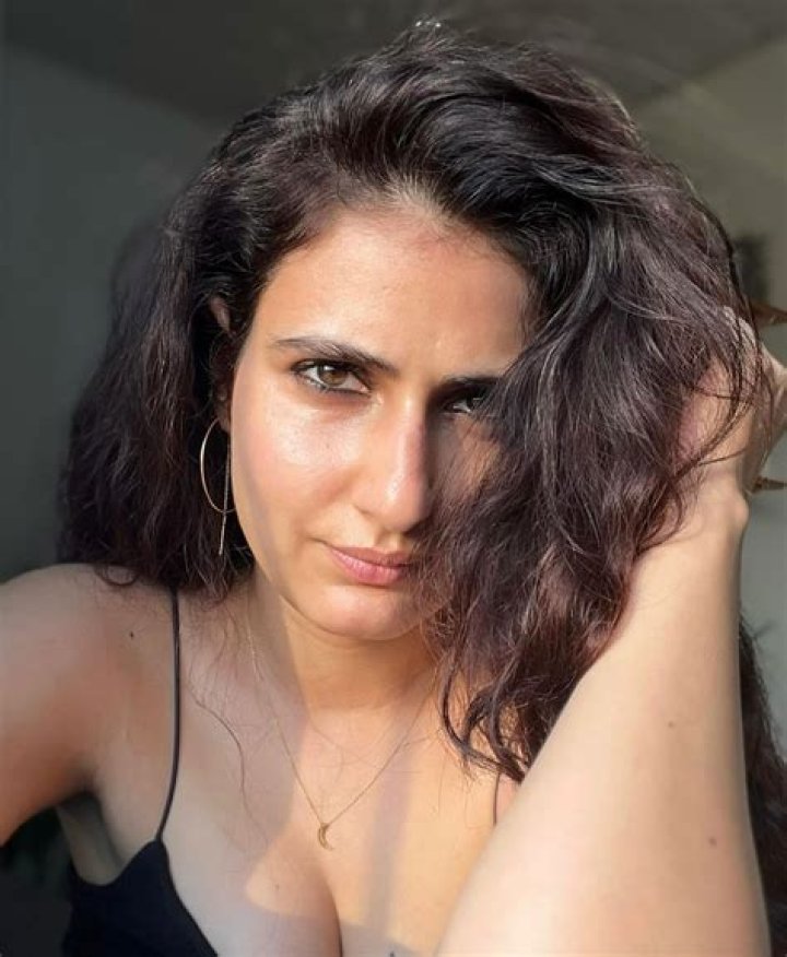 Fatima Sana Shaikh workout selfie with her trainer Rakesh Udiyar (Left) on December 31, 2017