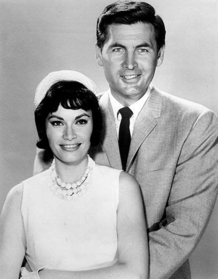 Fess Parker and Sandra Warner as Eugene and Pat Smith in the television program 'Mr. Smith Goes to Washington'