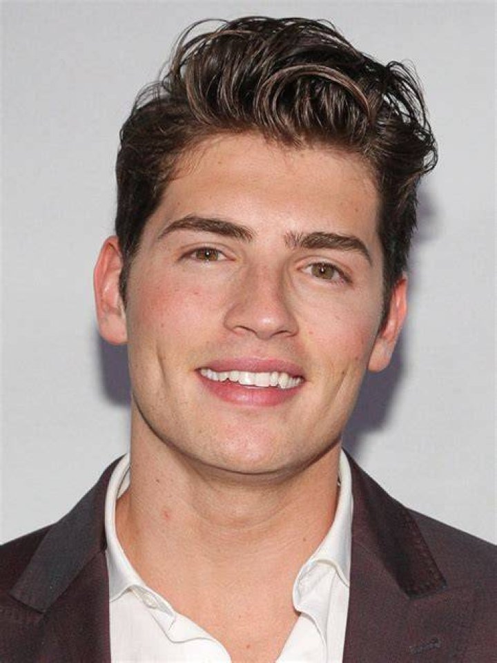 Gregg Sulkin face closeup.