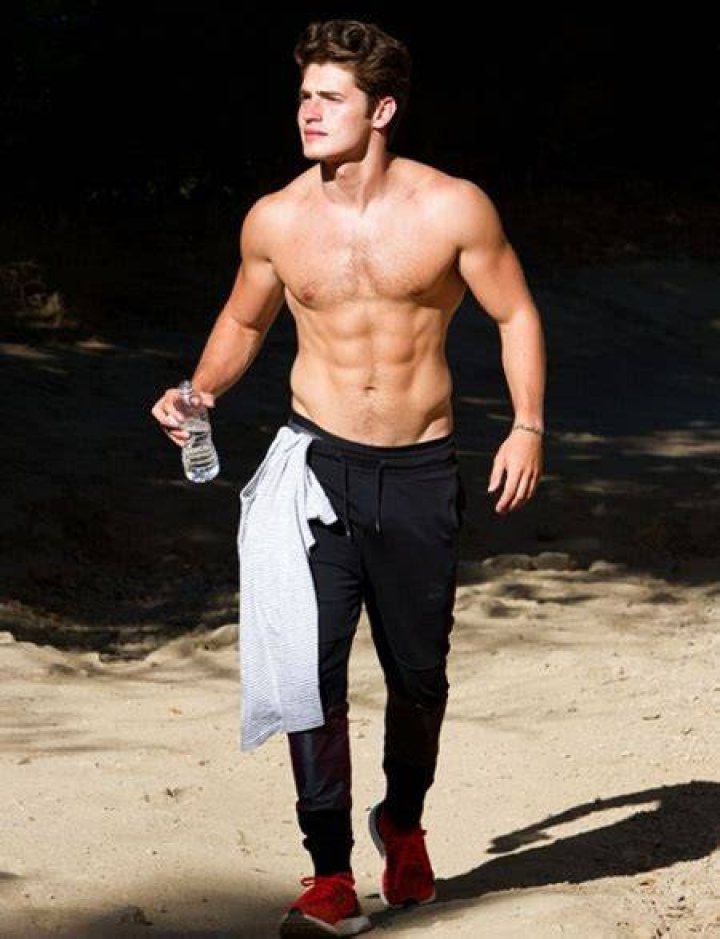 Gregg Sulkin weight