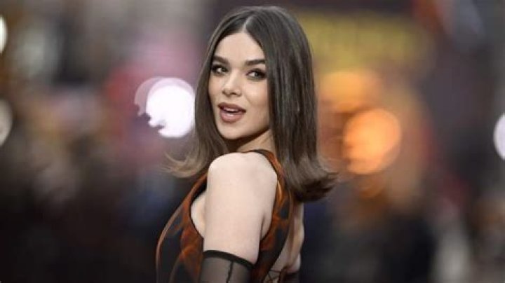 Hailee Steinfeld just before the start of the show Lip Sync Battle in January 2018