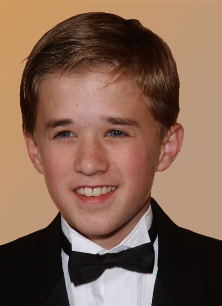 Haley Joel Osment smiling in a selfie alongside Katherine McNamara in Kansas City, Missouri in June 2019