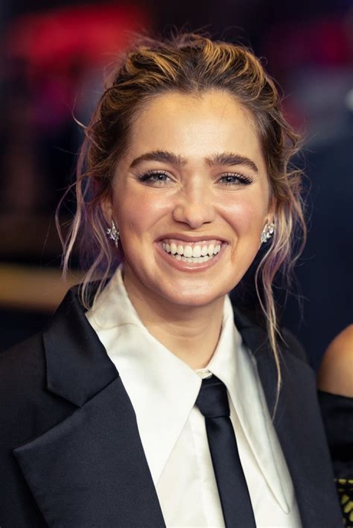 Haley Lu Richardson with fans at Critics' Choice Awards in December 2016