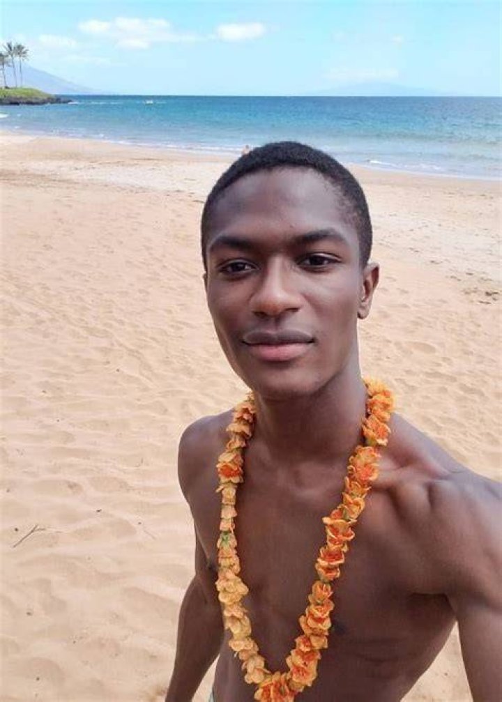 Hamid Onifade in a shirtless selfie in Wailea-Makena, Hawaii in February 2017