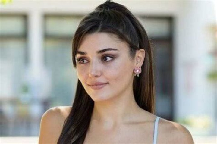 Hande Erçel in an Instagram selfie as seen in May 2017