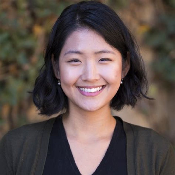 Hannah Kim (Right) smiling in a picture alongside her friend Alyssa Barkhouse in January 2020