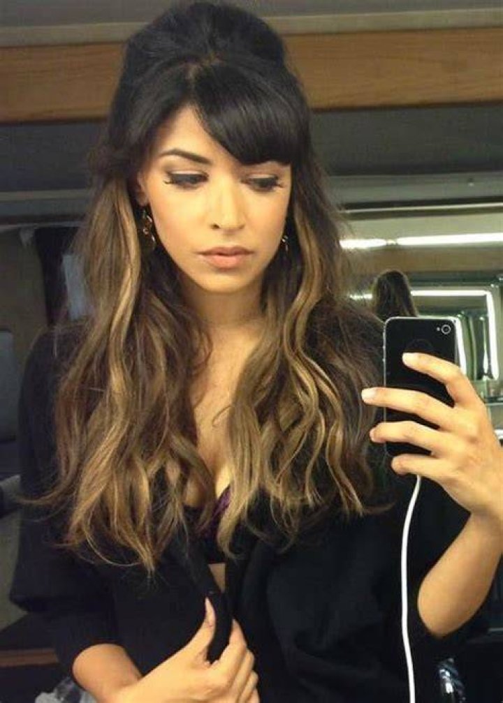 Hannah Simone in a selfie with her cat in November 2017