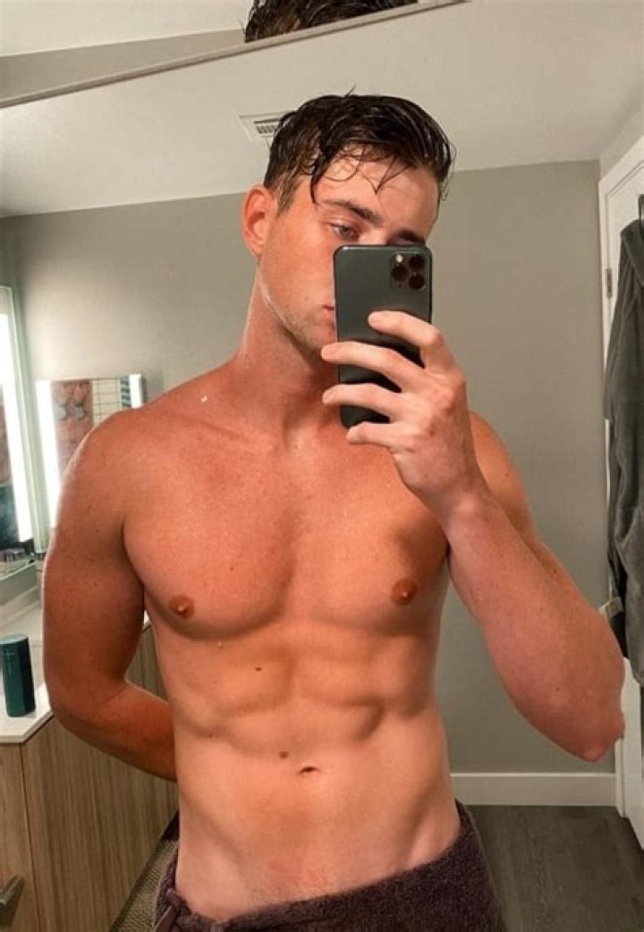 Harry Jowsey sharing his selfie in May 2020