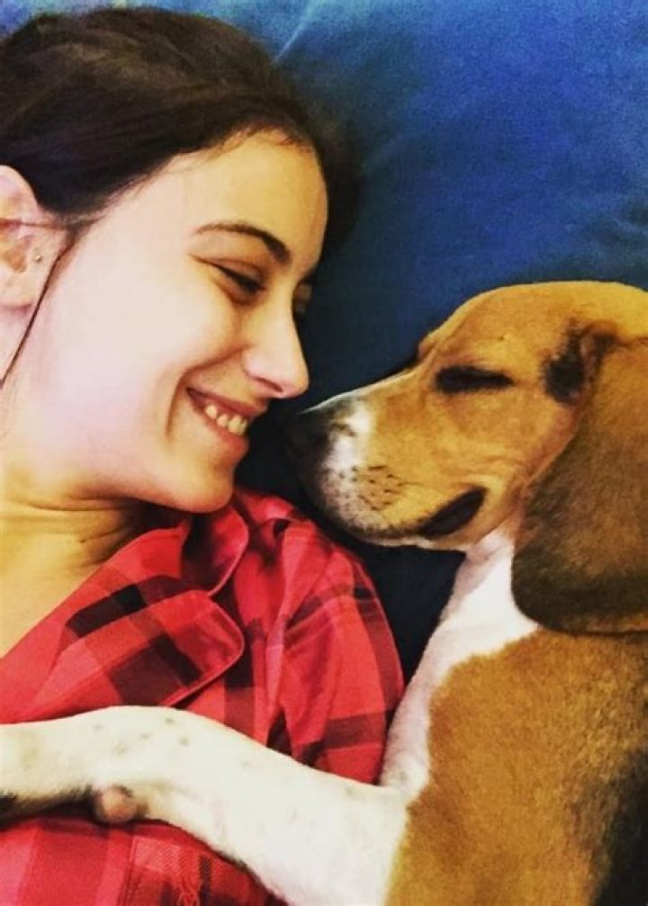 Hazal Kaya with her beagle in December 2015