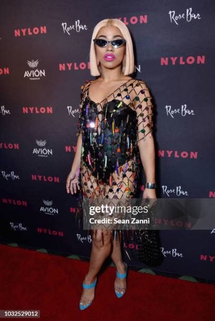 Hennessy Carolina promoting Fashion Nova in a selfie in August 2018