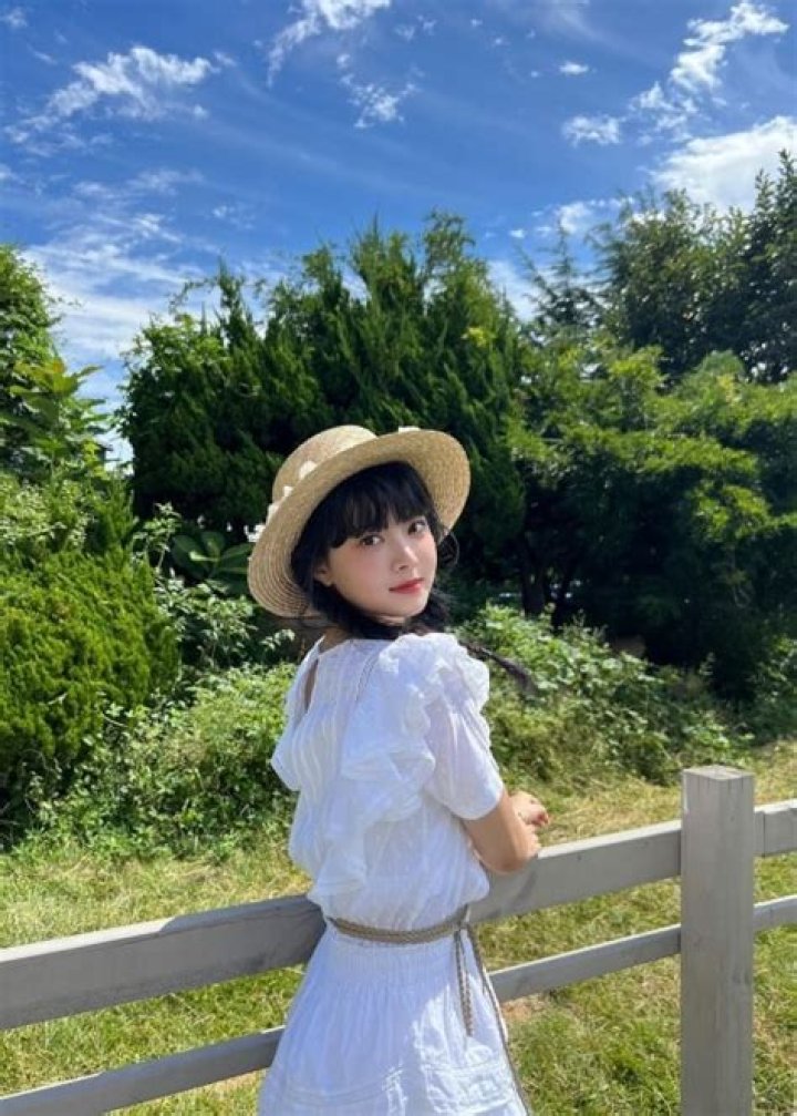 Hong Eun-chae posing for a picture in January 2023