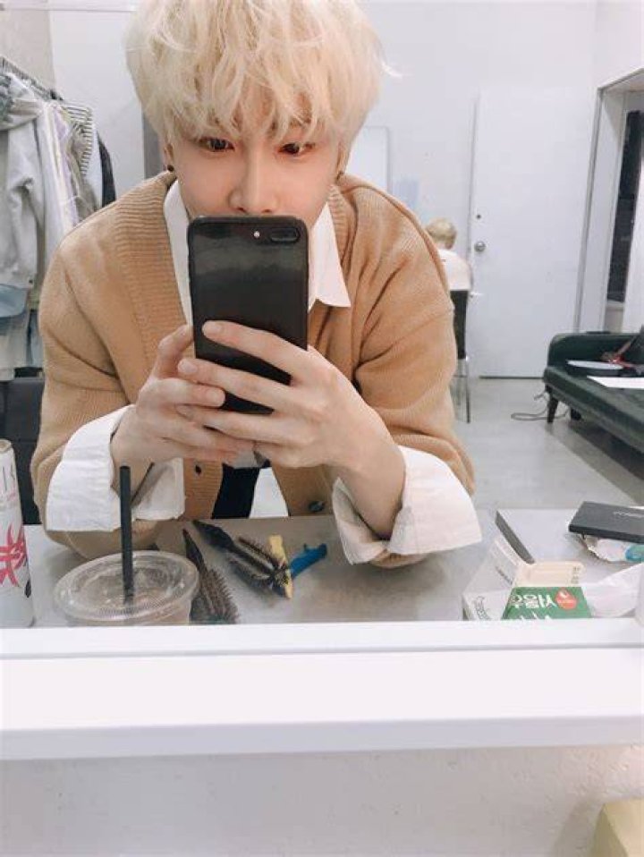 Hoyoung in a selfie that was taken in April 2021