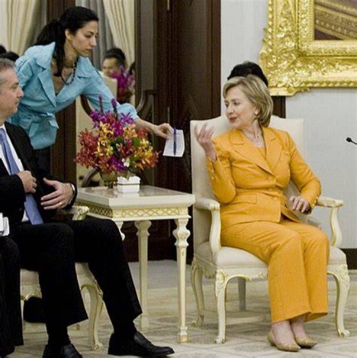 Huma Abedin handing Hillary Clinton notes and a pen during her meeting with Prime Minister of Thailand in July 2009
