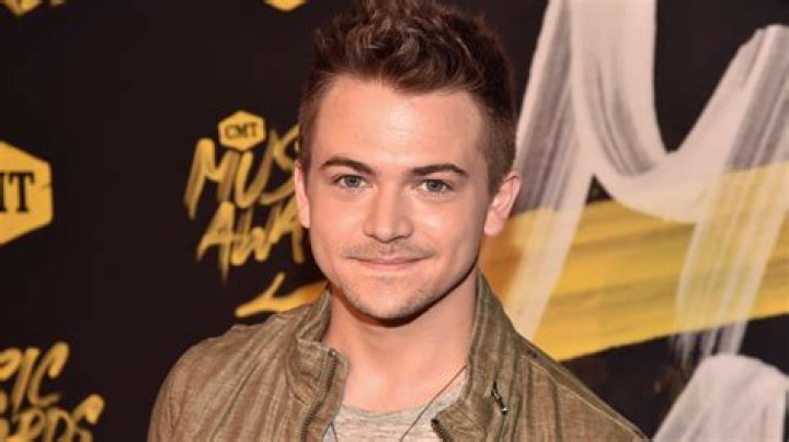 Hunter Hayes singing with the help of his guitar