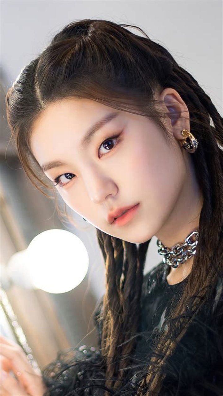 Hwang Ye-ji as seen while posing for the camera in September 2019