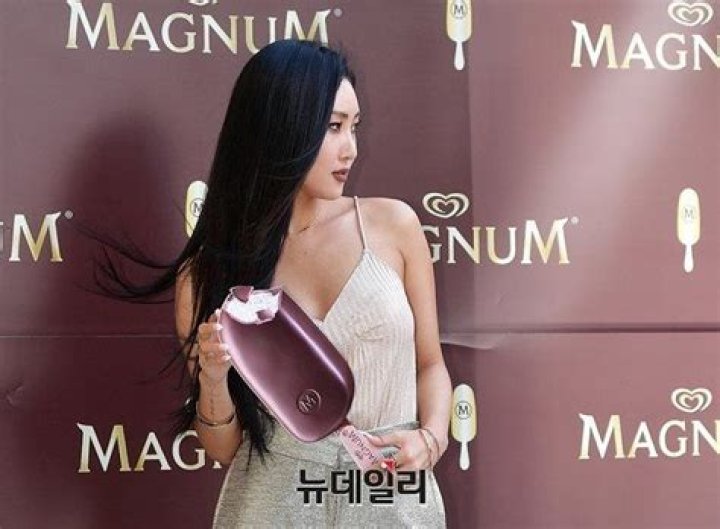 Hwasa at the MAGNUM Ice Cream Pleasure Store opening in June 2018