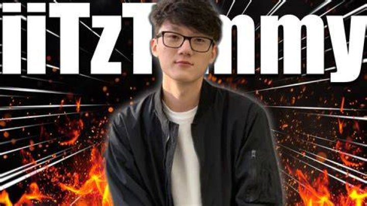 iiTzTimmy as seen in a picture that was taken with internet personality Valkyrae in April 2022