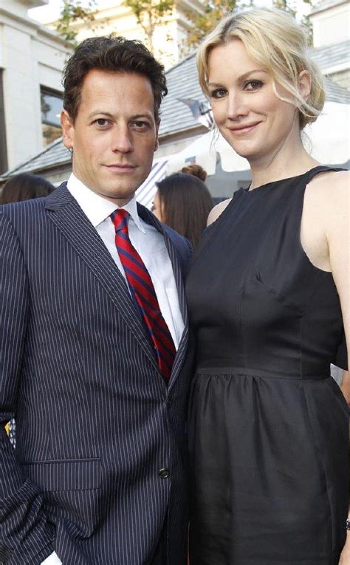 Ioan Gruffudd with wife Alice Evans arrive for the premiere of "Sanctum" in Los Angeles