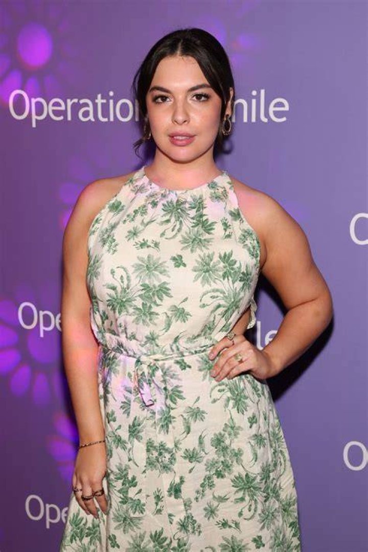 Isabella Gomez showing her muscle gain in the booty in May 2017