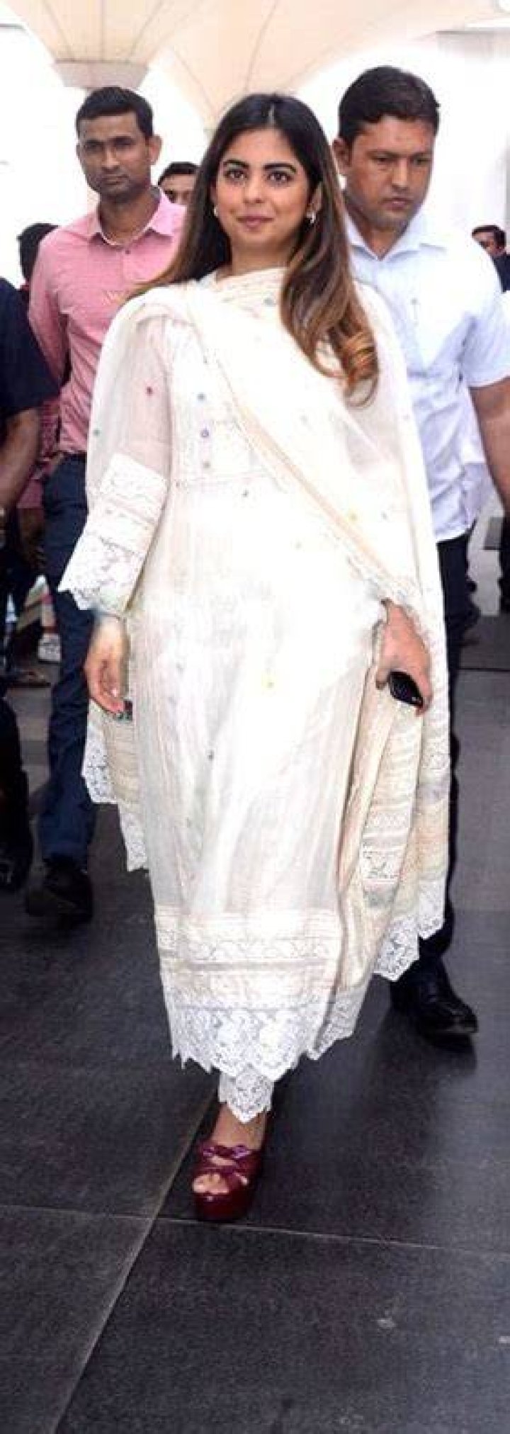 Isha Ambani snapped during an event to celebrate Christmas with underprivileged children at Hamley&rsquo;s