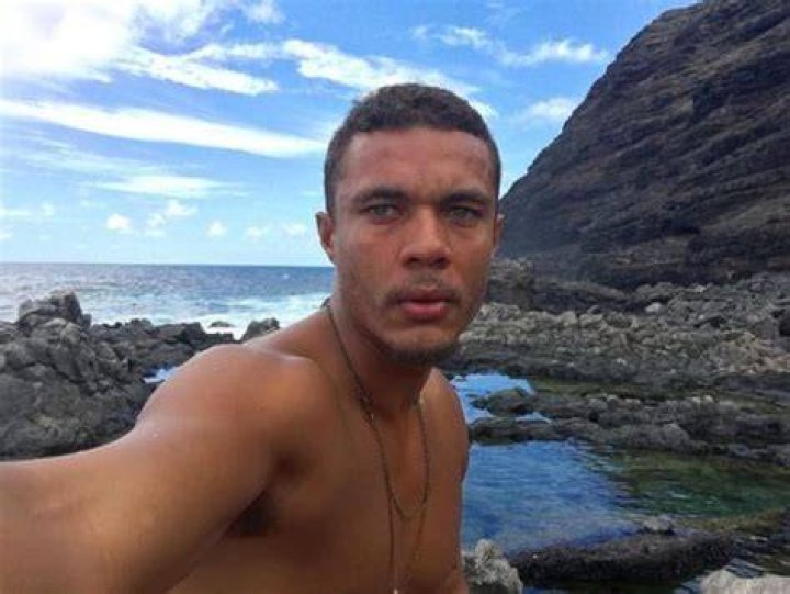 Ismael Cruz C&oacute;rdova taking a shirtless selfie with a stunning backdrop in Hawaii in September 2016
