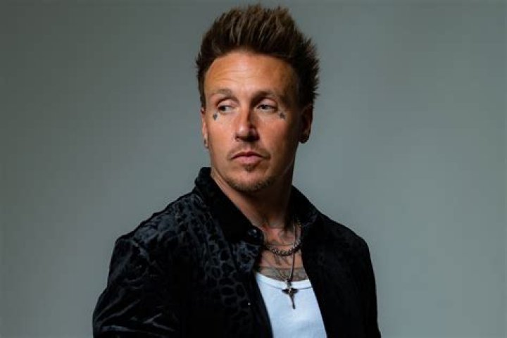 Jacoby Shaddix in a mirror selfie with Kelly in October 2018