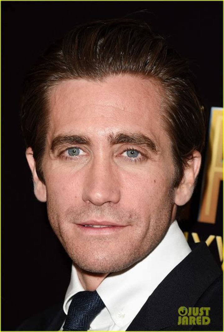 Jake Gyllenhaal clean shaved