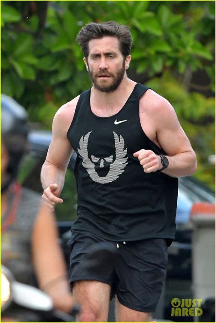 Jake Gyllenhaal working out