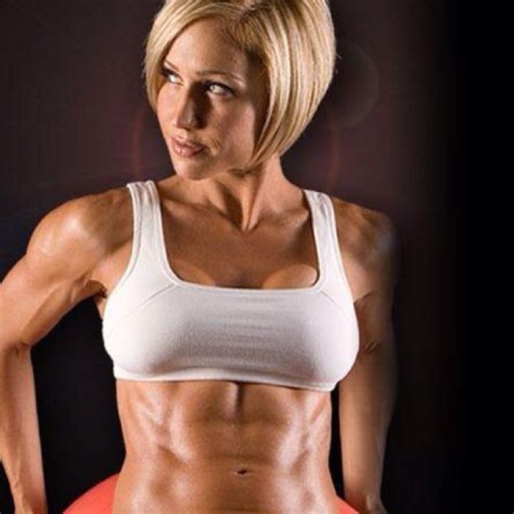 Jamie Eason working out her arms.