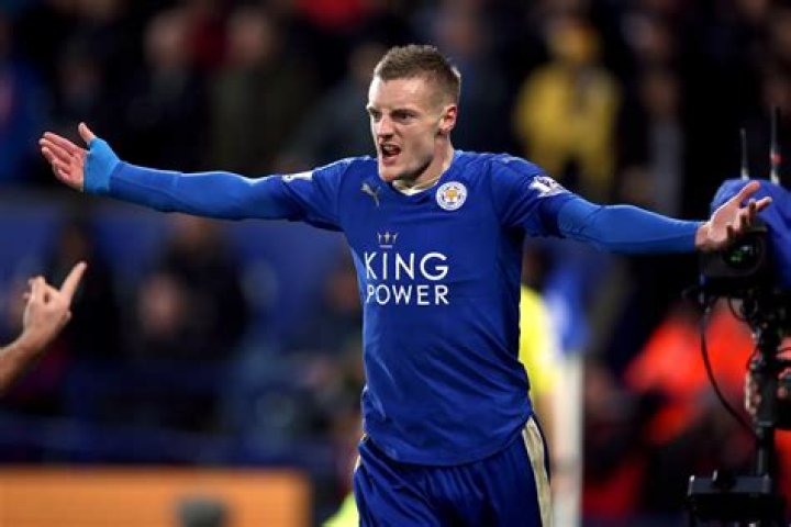 Jamie Vardy in a duel with West-Ham&rsquo;s Jores Okore on January 16, 2016 at Villa Park in Birmingham, England