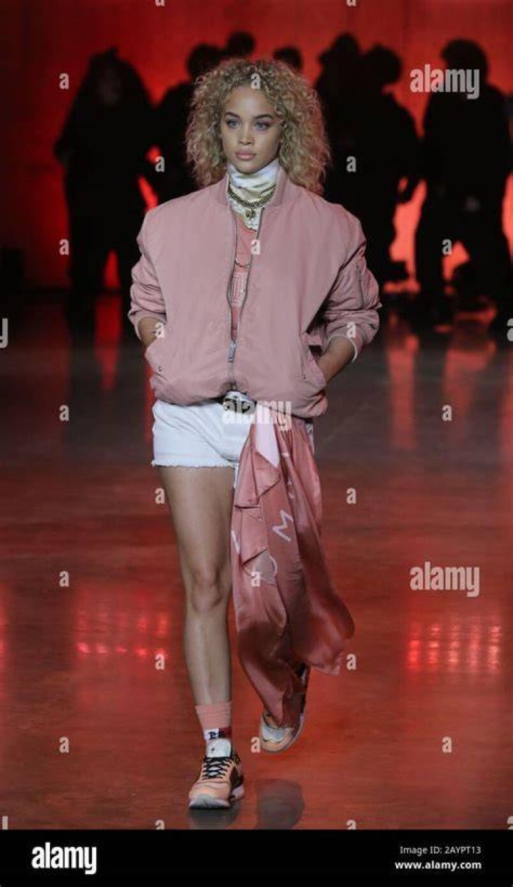 Jasmine Sanders doing catwalk