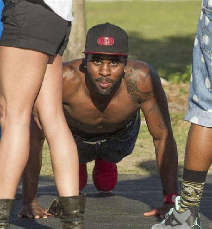 Jason Derulo doing push-ups
