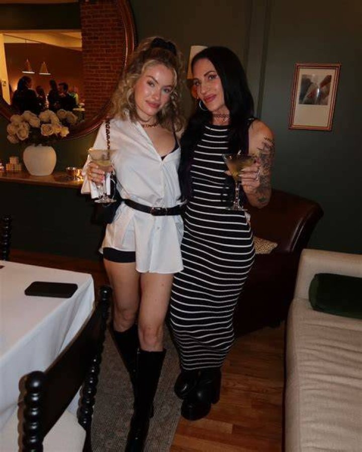 Jen Seidel in August 2018 with the waitress she painted who was at a barrestaurant surprising people